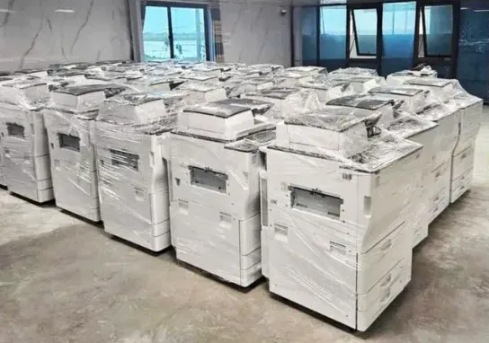 H&agrave;ng m&aacute;y photocopy bọc nilon xếp trong kho của Nguy&ecirc;n Ph&aacute;t, sẵn s&agrave;ng giao cho kh&aacute;ch thu&ecirc;