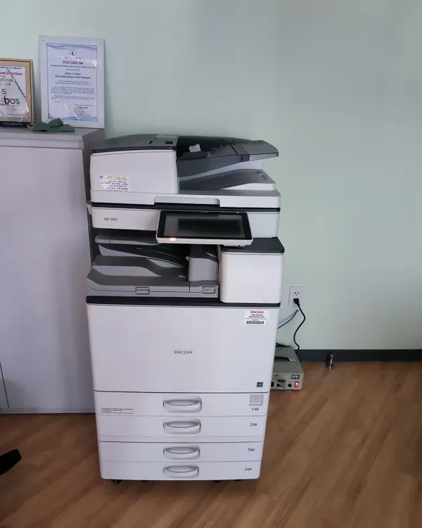 M&aacute;y photocopy Ricoh cho thu&ecirc; của Nguy&ecirc;n Ph&aacute;t đặt trong văn ph&ograve;ng